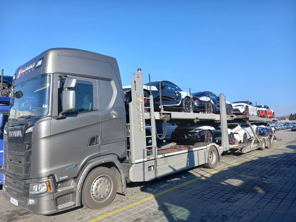 Scania autószállító sportautókkal