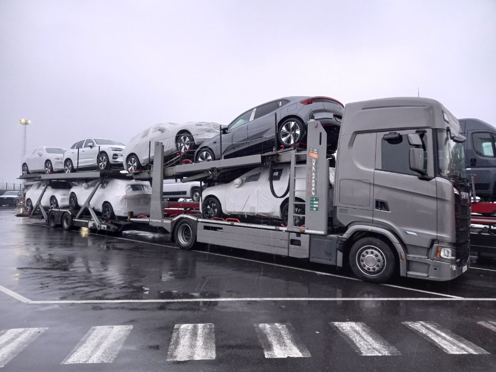Teljesen megrakott autószállító SUV-okkal