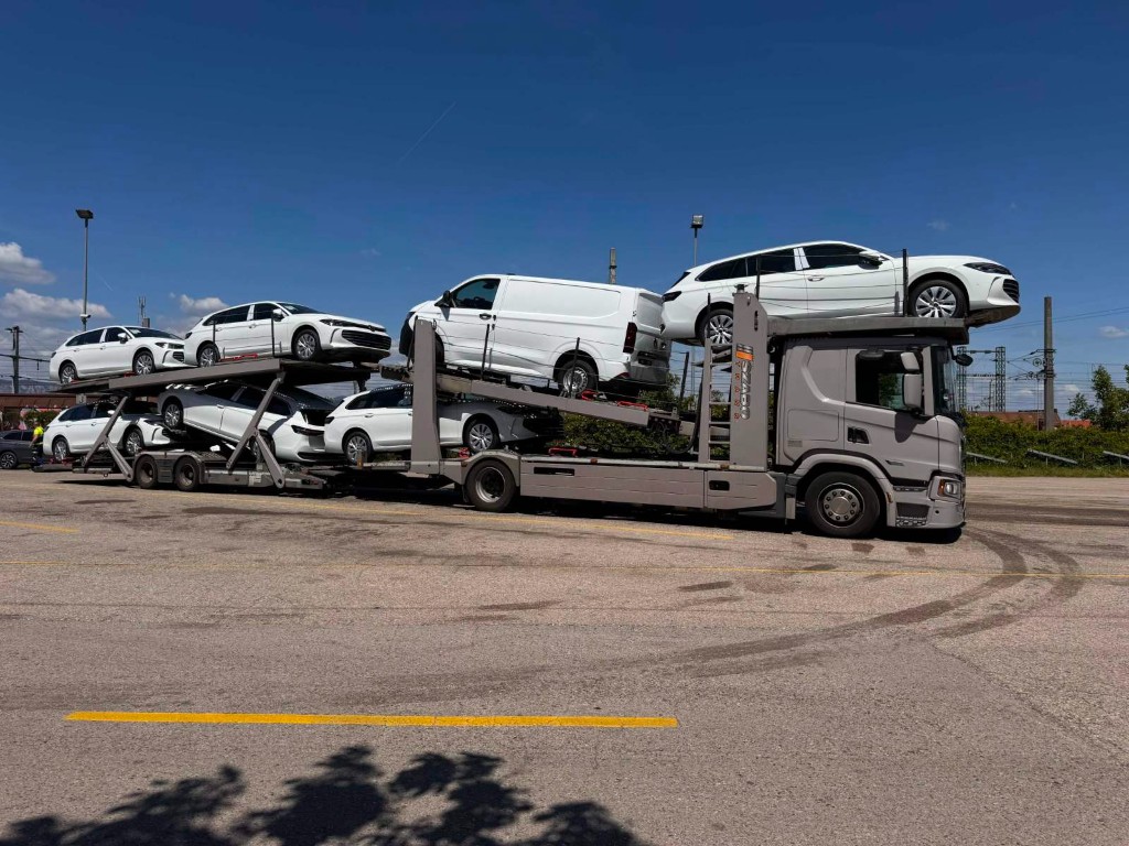 Scania autószállító sportautókkal